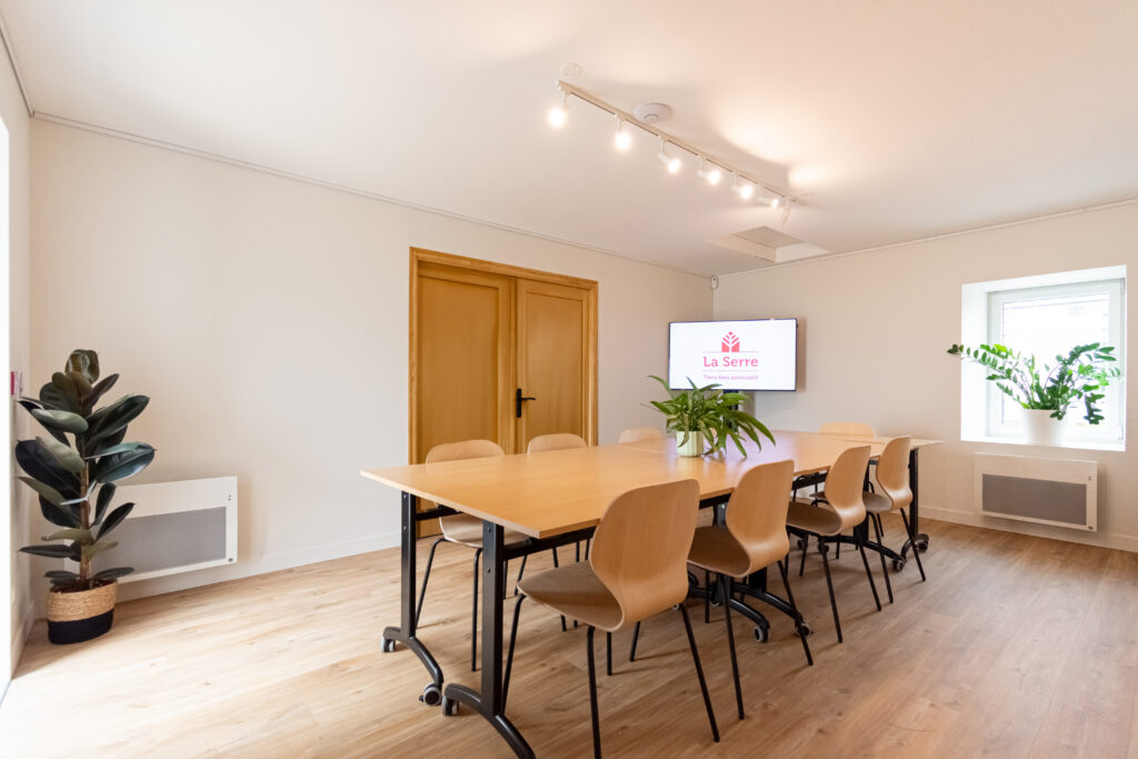 salle de réunion avec tables agencement rectangle
