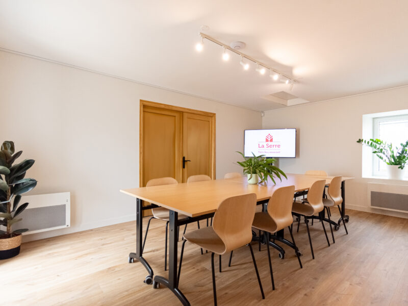 salle de réunion avec tables agencement rectangle