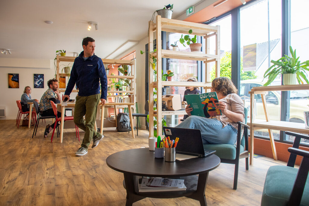 les coworkers de La Serre Plougastel se déplacent dans l'espace de coworking