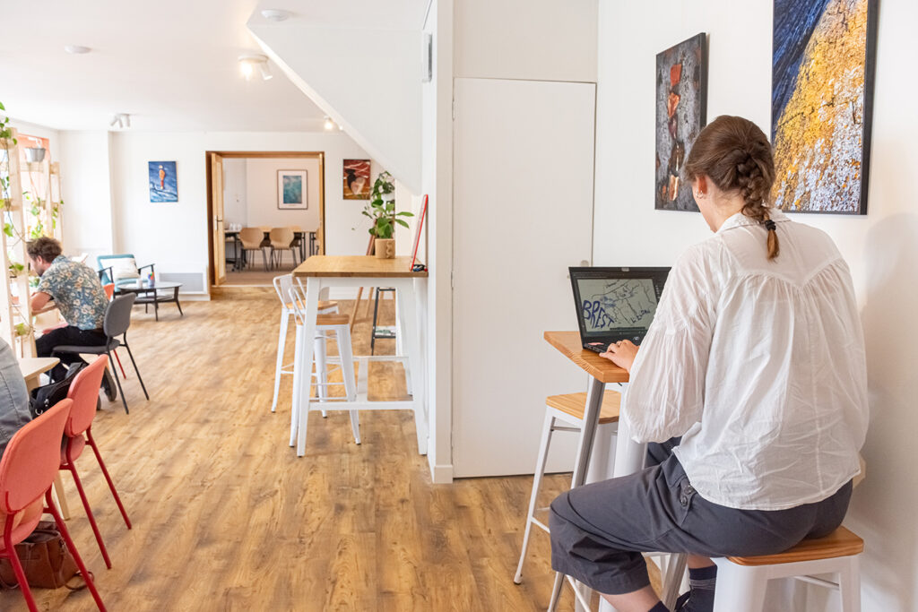 Tables hautes ou bureaux classiques pour coworker