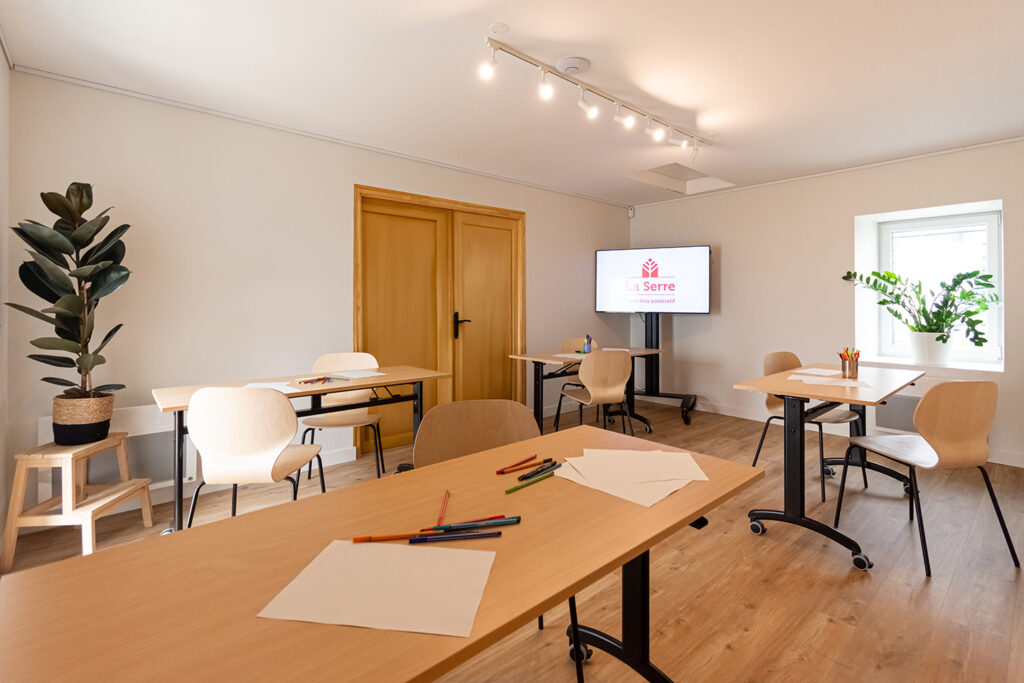 la salle de réunion en configuration 4 îlots de travail