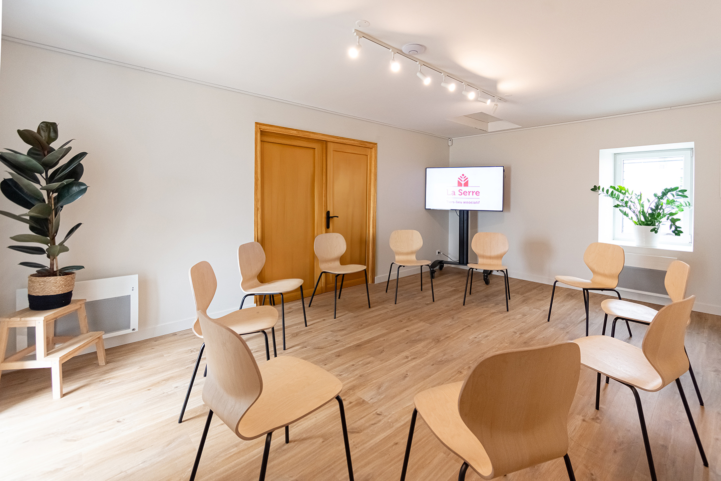 la salle de réunion en configuration sans table en cercles de chaises